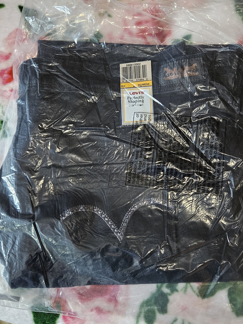 Levi's Perfectly Shaping 512 Women’s Capris in Black Wash